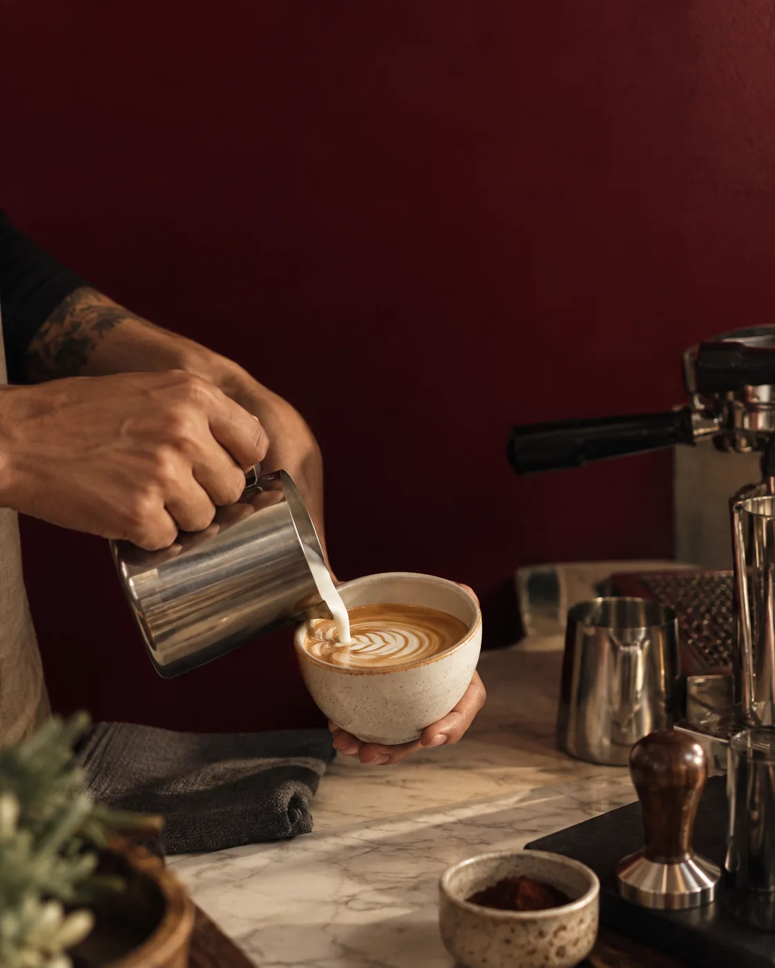 Manos preparando una bebida de café con leche